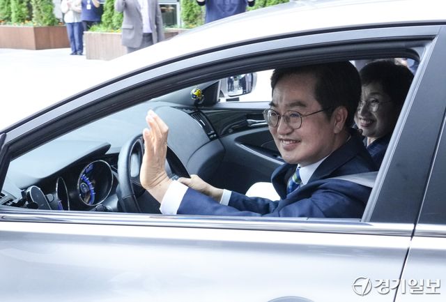 김동연 경기도지사가 30일 오후 경기도청에서 제36대 경기도지사 임기를 마치고 자신의 차량에 탑승후 인사를 하고 있다. 홍기웅기자