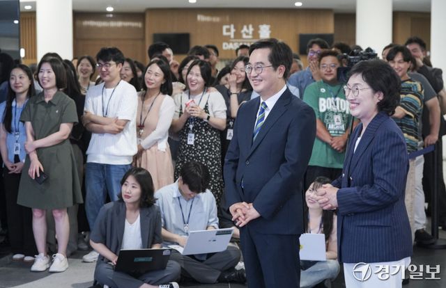 김동연 경기도지사가 30일 오후 경기도청에서 제36대 경기도지사 임기를 마치고 정우영 여사와 함께 기념 영상을 시청하고 있다. 홍기웅기자