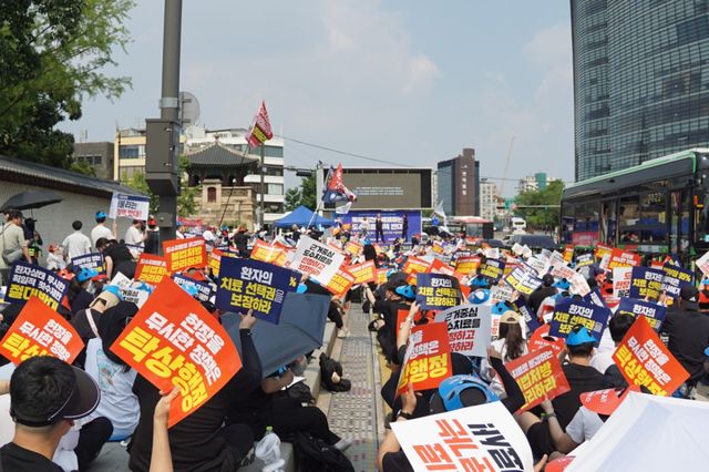 지난 28일 서울 종로구에서 전국 물리치료사 1천여 명이 모인 가운데 도수치료 생존권 수호 전국 물리치료사 총궐기대회가 열렸다. 대한물리치료사협회 제공