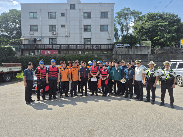 양평경찰서가 29일 양평군청·양평소방서와 함께 재난대응훈련을 실시한 후 사진을 촬영하고 있다. 양평경찰서 제공