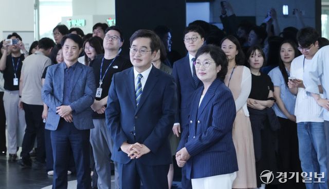 김동연 경기도지사가 30일 오후 경기도청에서 제36대 경기도지사 임기를 마치고 정우영 여사와 함께 기념 영상을 시청하고 있다. 홍기웅기자