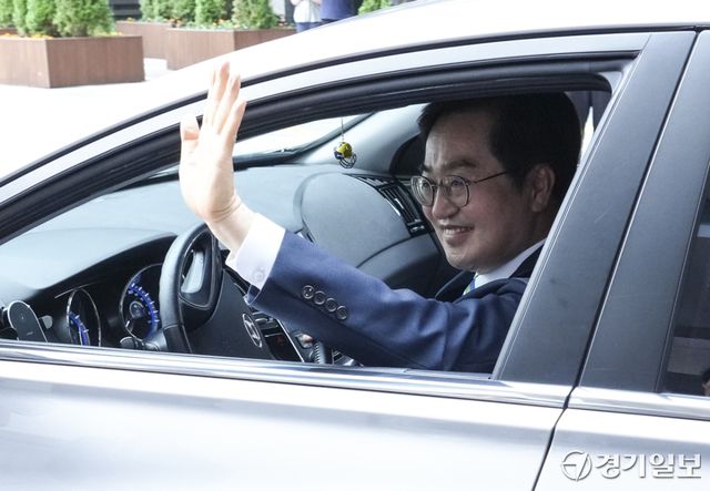 김동연 경기도지사가 30일 오후 경기도청에서 제36대 경기도지사 임기를 마치고 자신의 차량에 탑승후 인사를 하고 있다. 홍기웅기자