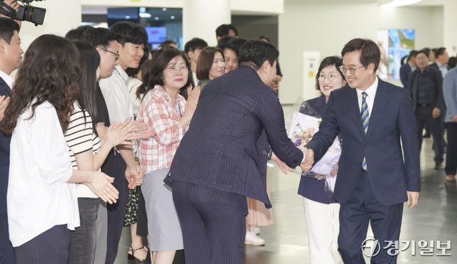 김동연 경기도지사가 30일 오후 경기도청에서 제36대 경기도지사 임기를 마치고 직원과 인사를 하며 퇴청하고 있다. 홍기웅기자