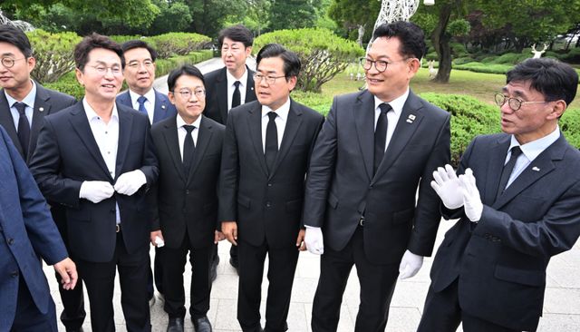 더불어민주당 박찬대 인천시장 당선인과 더불어민주당 소속 당선인들이 4일 수봉공원 현충탑 앞에서 서로 웃으며 이야기하고 있다. 조병석기자