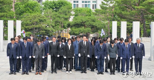 추미애 경기도지사 당선인, 안민석 경기도교육감 당선인, 김승원 더불어민주당 경기도당 위원장등 당선인 및 관계자들이 4일 오전 수원특례시 현충탑에 참배하고 있다. 윤원규기자