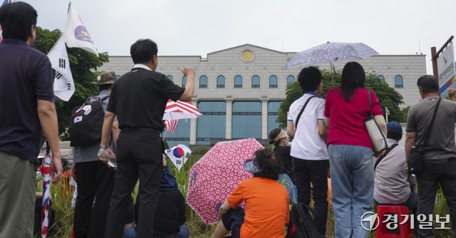 4일 오전 경기 과천시 중앙선거관리위원회 앞에서 보수 성향 단체 관계자들이 제9회 전국동시지방선거 당시 발생한 투표용지 부족 사태와 관련해 선관위를 규탄하는 집회를 열고 있다. 홍기웅 기자
