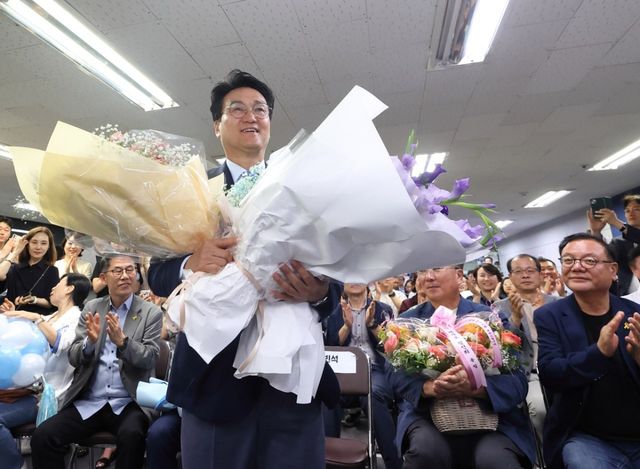 안민석 경기도교육감 당선인이 축하 꽃다발을 받으며 감사인사를 전하고 있다. 캠프 제공