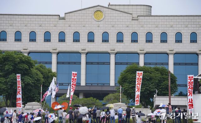 4일 오전 경기 과천시 중앙선거관리위원회 앞에서 보수 성향 단체 관계자들이 제9회 전국동시지방선거 당시 발생한 투표용지 부족 사태와 관련해 선관위를 규탄하는 집회를 열고 있다. 홍기웅 기자