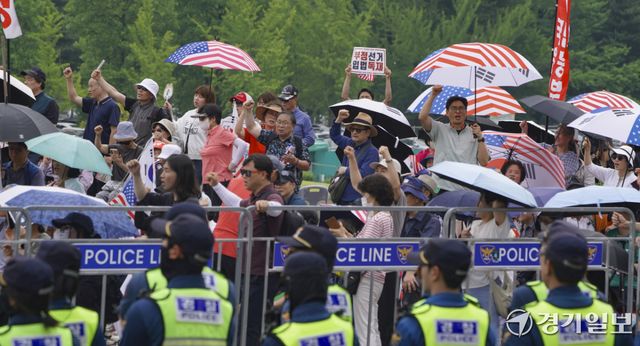 4일 오전 경기 과천시 중앙선거관리위원회 앞에서 보수 성향 단체 관계자들이 제9회 전국동시지방선거 당시 발생한 투표용지 부족 사태와 관련해 선관위를 규탄하는 집회를 열고 있다. 홍기웅 기자