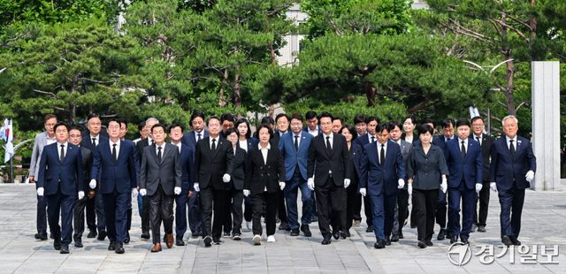 추미애 경기도지사 당선인, 안민석 경기도교육감 당선인, 김승원 더불어민주당 경기도당 위원장등 당선인 및 관계자들이 4일 오전 수원특례시 현충탑에 참배하고 있다. 윤원규기자
