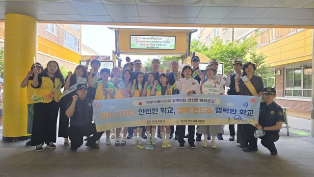 안성경찰서가 4일 백성초등학교에서 학교 폭력 제로화 캠페인을 실시했다. 안성경찰서 제공