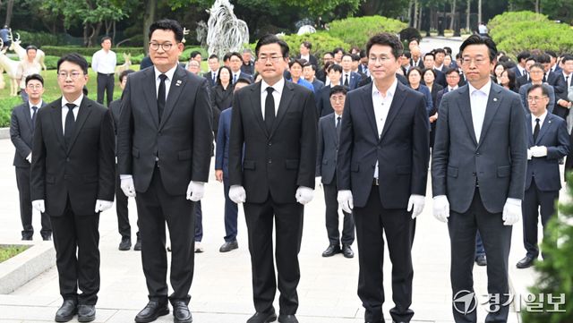 제9회 전국동시지방선거에서 당선된 박찬대 인천시장 당선인 및 인천지역 더불어민주당 당선자들이 첫 공식 일정으로 4일 미추홀구 수봉공원 현충탑을 찾아 참배하고 있다.