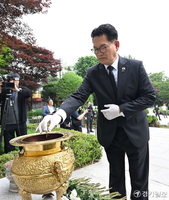 송영길 연수갑 보궐선거 당선인이 제9회 전국동시지방선거에서 첫 공식 일정으로 4일 미추홀구 수봉공원 현충탑을 찾아 참배하고 있다.