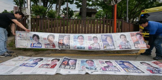 4일 오후 수원특례시 동수원중학교 인근에서 관계자들이 제9회 전국동시지방선거 벽보를 철거하고 있다. 윤원규기자