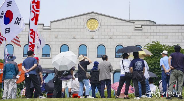 4일 오전 경기 과천시 중앙선거관리위원회 앞에서 보수 성향 단체 관계자들이 제9회 전국동시지방선거 당시 발생한 투표용지 부족 사태와 관련해 선관위를 규탄하는 집회를 열고 있다. 홍기웅 기자