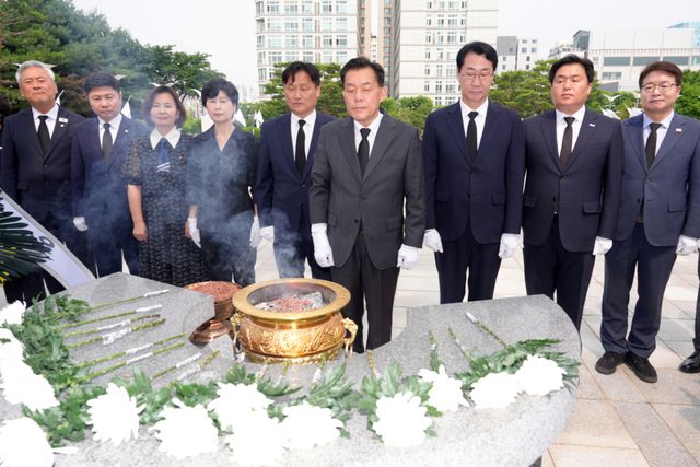 이재준 수원특례시장이 4일 추미애 경기도지사 당선인을 비롯한 지선 당선인, 지역 국회의원 등과 수원 현충탑에서 참배하고 있다. 수원시 제공
