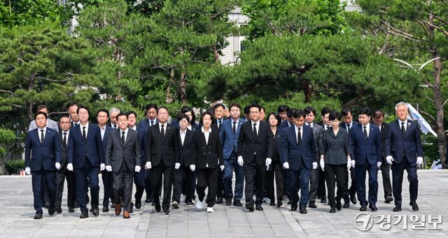추미애 경기도지사 당선인, 안민석 경기도교육감 당선인, 김승원 더불어민주당 경기도당 위원장등 당선인 및 관계자들이 4일 오전 수원특례시 현충탑에 참배하고 있다. 윤원규기자