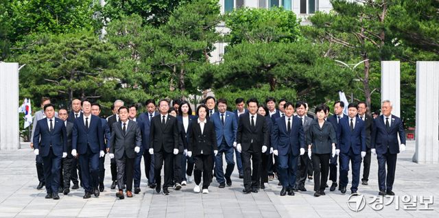 추미애 경기도지사 당선인, 안민석 경기도교육감 당선인, 김승원 더불어민주당 경기도당 위원장등 당선인 및 관계자들이 4일 오전 수원특례시 현충탑에 참배하고 있다. 윤원규기자
