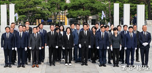 추미애 경기도지사 당선인, 안민석 경기도교육감 당선인, 김승원 더불어민주당 경기도당 위원장등 당선인 및 관계자들이 4일 오전 수원특례시 현충탑에 참배하고 있다. 윤원규기자