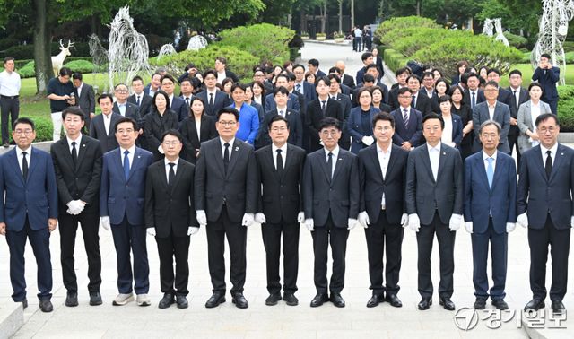 제9회 전국동시지방선거에서 당선된 박찬대 인천시장 당선인 및 인천지역 더불어민주당 당선자들이 첫 공식 일정으로 4일 미추홀구 수봉공원 현충탑을 찾아 참배하고 있다.