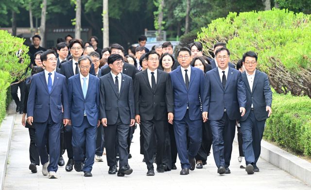 더불어민주당 박찬대 인천시장 당선인과 민주당 소속 당선인들이 4일 미추홀구 수봉공원 현충탑을 향해 걸어가고 있다. 조병석기자
