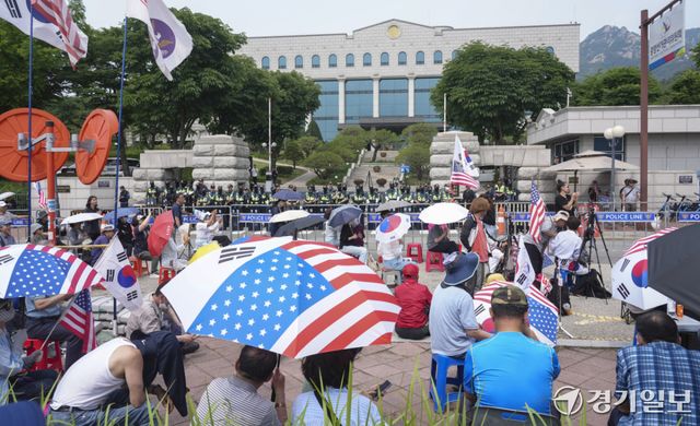 4일 오전 경기 과천시 중앙선거관리위원회 앞에서 보수 성향 단체 관계자들이 제9회 전국동시지방선거 당시 발생한 투표용지 부족 사태와 관련해 선관위를 규탄하는 집회를 열고 있다. 홍기웅 기자