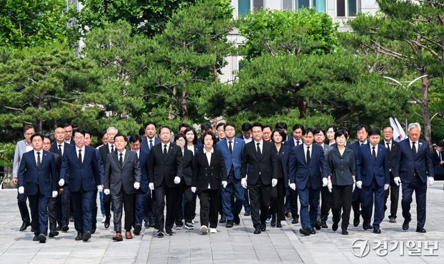 추미애 경기도지사 당선인, 안민석 경기도교육감 당선인, 김승원 더불어민주당 경기도당 위원장등 당선인 및 관계자들이 4일 오전 수원특례시 현충탑에 참배하고 있다. 윤원규기자