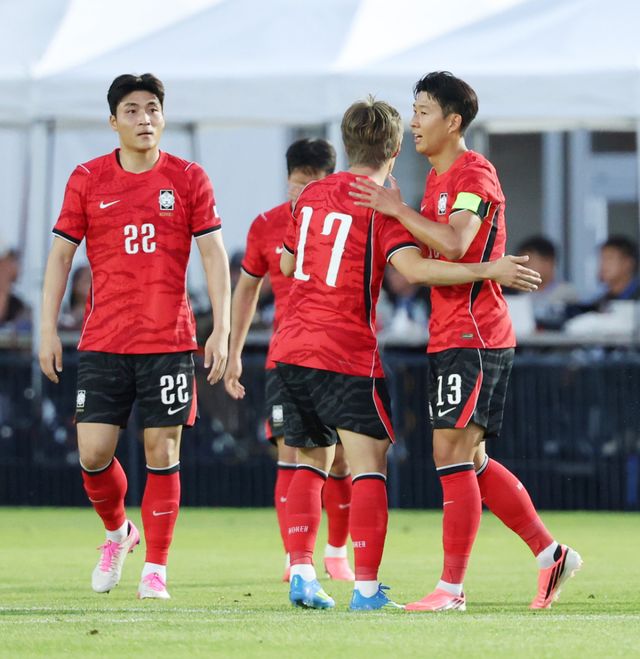 4일 오전 10시(한국시간) 미국 유타주 솔트레이크시티 브리검영대 사우스필드에서 열린 엘살바도르와 평가전을 마친 뒤 한국의 이강인(17번)과 손흥민(오른쪽)이 서로를 격려하고 있다.연합뉴스