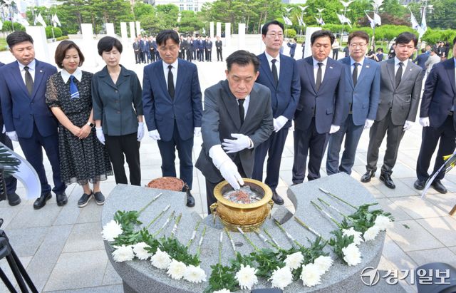 이재준 수원특례시장 당선인, 정명근 화성특례시장 당선인, 임병택 시흥시장 당선인 등 관계자들이 4일 오전 수원특례시 현충탑에 참배하고 있다. 윤원규기자