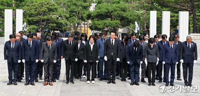 추미애 경기도지사 당선인, 안민석 경기도교육감 당선인, 김승원 더불어민주당 경기도당 위원장등 당선인 및 관계자들이 4일 오전 수원특례시 현충탑에 참배하고 있다. 윤원규기자