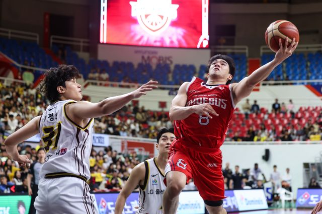 새 시즌 KT소닉붐의 새 아시아쿼터 선수로 합류한 옥존(오른쪽). KBL 제공