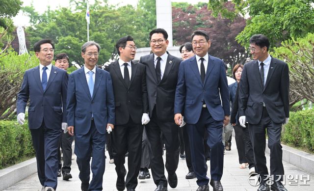 4일 미추홀구 수봉공원 현충탑에서 첫 공식 일정을 마친 박찬대 인천시청 당선인과 송영길 연수갑 보궐선거 당선인이 이야기를 나누고 있다.