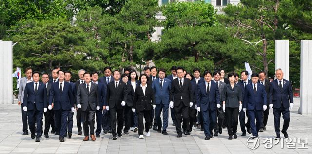 추미애 경기도지사 당선인, 안민석 경기도교육감 당선인, 김승원 더불어민주당 경기도당 위원장등 당선인 및 관계자들이 4일 오전 수원특례시 현충탑에 참배하고 있다. 윤원규기자