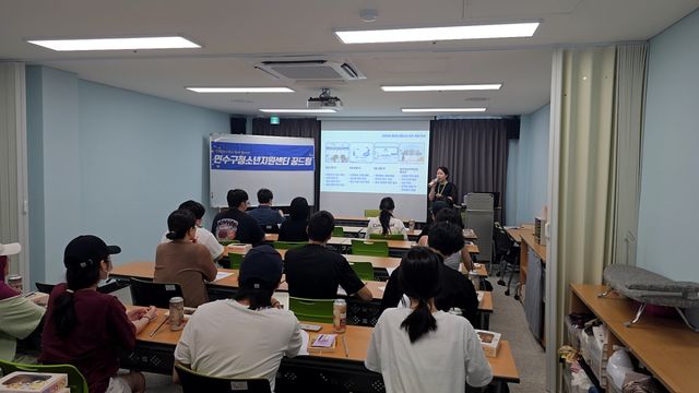최근 열린 연수구학교밖청소년지원센터 ‘2026 연수구꿈드림 검정고시 및 입시 안내 설명회’에 참석한 학교 밖 청소년 등이 관련 내용을 듣고 있다. 연수구 제공