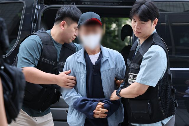 LG전자 흉기난동을 펼친 협력사 직원이 구속 심사에 출석하는 모습. 연합뉴스
