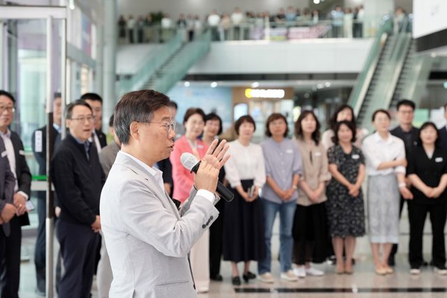 6·3지방선거에서 재선에 성공한 신상진 성남시장이 5일 오전 업무에 복귀한 뒤 직원들로부터 환영을 받고 인사를 건네고 있다. 성남시 제공