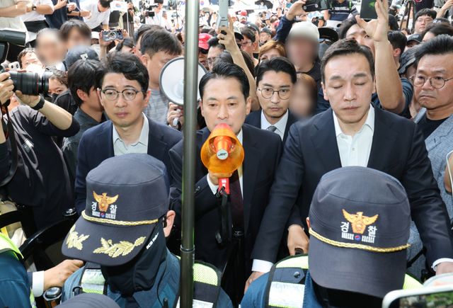 국민의힘 장동혁 대표가 5일 잠실7동 투표함 개표가 진행되고 있는 서울 송파구 올림픽공원 핸드볼경기장에 도착해 확성기를 들고 발언하고 있다. 연합뉴스