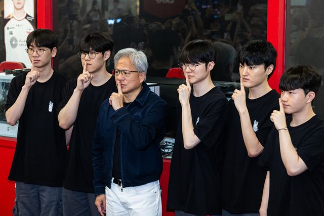 엔비디아 CEO 젠슨 황(왼쪽에서 3번째)이 페이커(왼쪽에서 4번째)를 비롯한 T1 프로게임단 선수와 만난 모습. 연합뉴스
