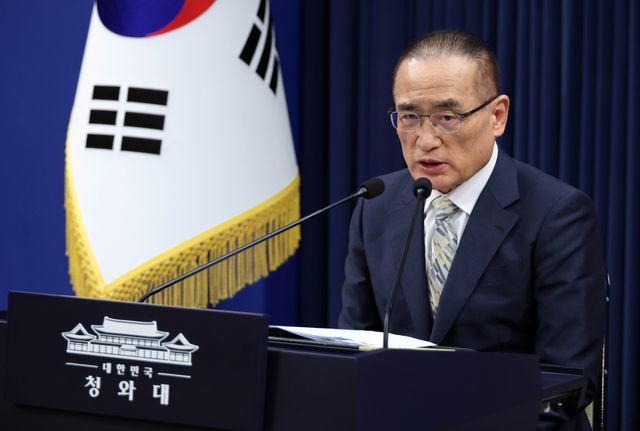 위성락 국가안보실장이 5일 청와대 기자회견장에서 이재명 대통령의 G7 정상회의 참석 등 유럽 순방 일정을 설명하고 있다. 연합뉴스