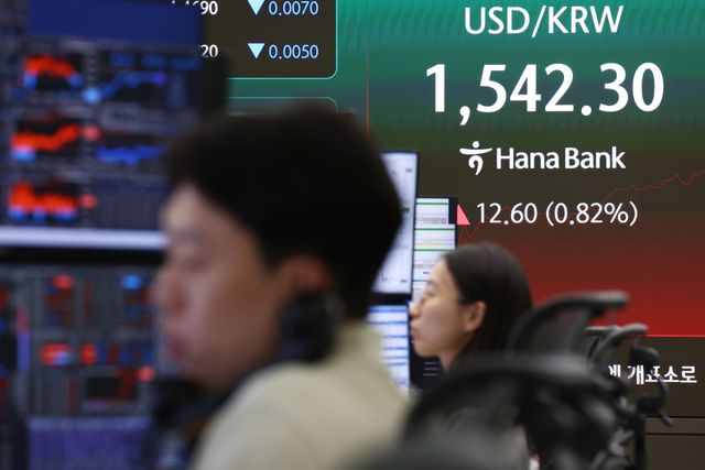 5일 서울 중구 하나은행 딜링룸 현황판에 원/달러 환율 이 표시되고 있다.연합뉴스