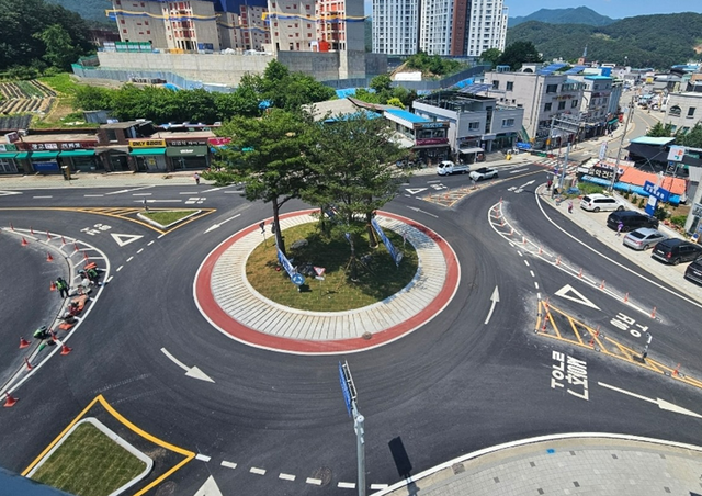 가평군 설악면 행정복지센터 앞 회전교차로가 교통안전시설 보강과 주행 동선 개선을 거쳐 새롭게 정비됐다. 가평군 제공