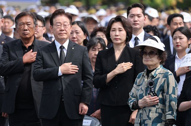 이재명 대통령과 김혜경 여사가 6일 서울 동작구 국립서울현충원에서 열린 제71회 현충일 추념식에서 국기에 경례하고 있다. 연합뉴스