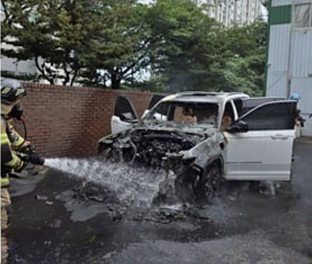 시흥시 신천동의 자동차정비소 야외주차장 화재 현장. 경기도소방재난본부 제공
