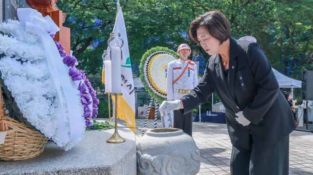 제71회 현충일 추념식에서 신계용 과천시장이 분향을 하고있다.