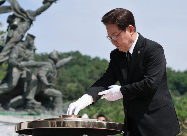 이재명 대통령이 6일 서울 동작구 국립서울현충원에서 열린 제71회 현충일 추념식에서 현충탑에 분향하고 있다. 연합뉴스