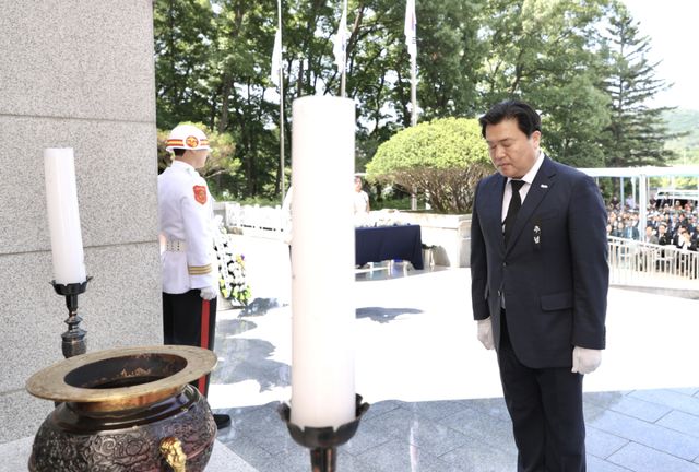 임병택 시흥시장이 제71회 현충일 추념식에 참석해 순국선열과 호국영령에게 묵념하고 있다. 시흥시 제공