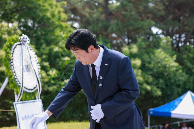 더불어 민주당 손배찬 파주시장 당선인이 파주시 아동동 학령산 내 현충탑에서 거행된 '제71회 현충일 추념식'에 참석, 순국선열의 숭고한 희생을 잊지 않겠다고 밝혔다. 손배찬 파주시장 당선인사무소 제공
