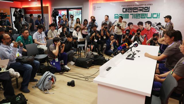 2026 북중미 월드컵에 출전하는 축구 국가대표팀의 홍명보 감독이 6일(현지시간) 베이스캠프 훈련장인 멕시코 과달라하라 치바스 바예 베르데에서 공식 훈련에 앞서 기자회견을 하고 있다. 연합뉴스