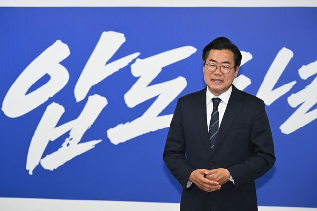 박찬대 인천시장 당선인이 오는 10일 연수구 송도국제도시 G타워에서 시장직 인수위원회를 출범시키고 민선 9기 시정 구상에 본격 착수한다. 인수위 출범과 함께 제물포르네상스를 비롯한 민선 8기 주요 사업 전반에 대한 재검토도 본격화할 것으로 보여 시정 기조 변화에 관심이 쏠린다. 경기일보 DB