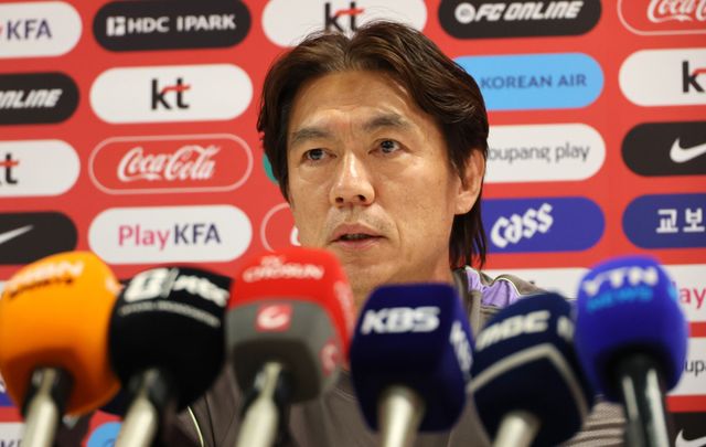 2026 북중미 월드컵에 출전하는 축구 국가대표팀의 홍명보 감독이 6일(현지시간) 베이스캠프 훈련장인 멕시코 과달라하라 치바스 바예 베르데에서 공식 훈련에 앞서 기자회견을 하고 있다. 연합뉴스